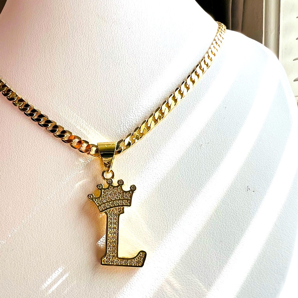 Cadena eslabón cubano con iniciales. La inicial viene coronada. L.